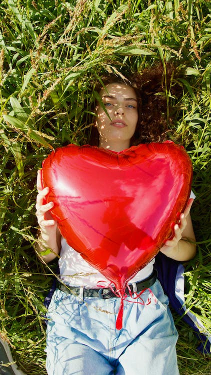 Femme qui montre son amour pour la Saint Valentin