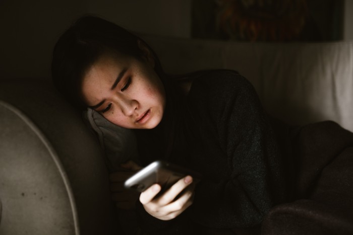 Une femme qui envoie un message d'amour