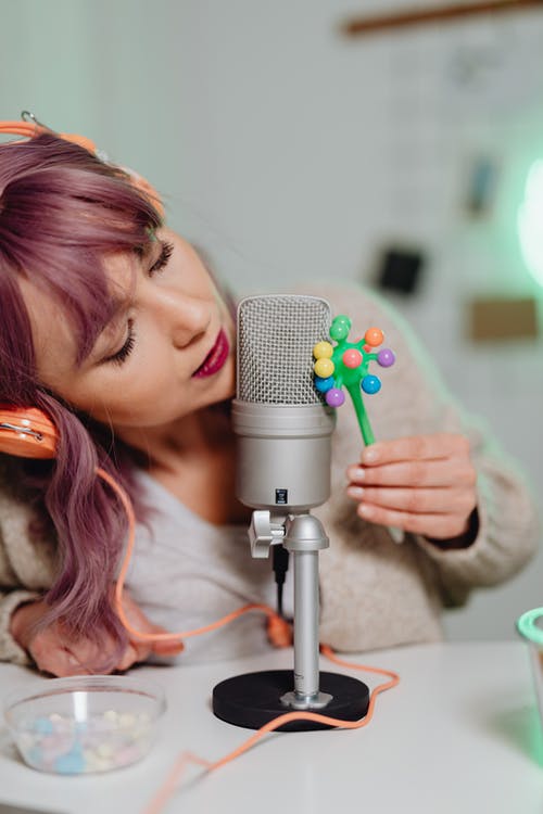 Une femme qui fait de l'ASMR