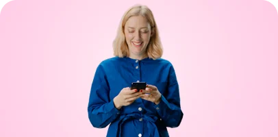 Olivia ser på mobil - Image