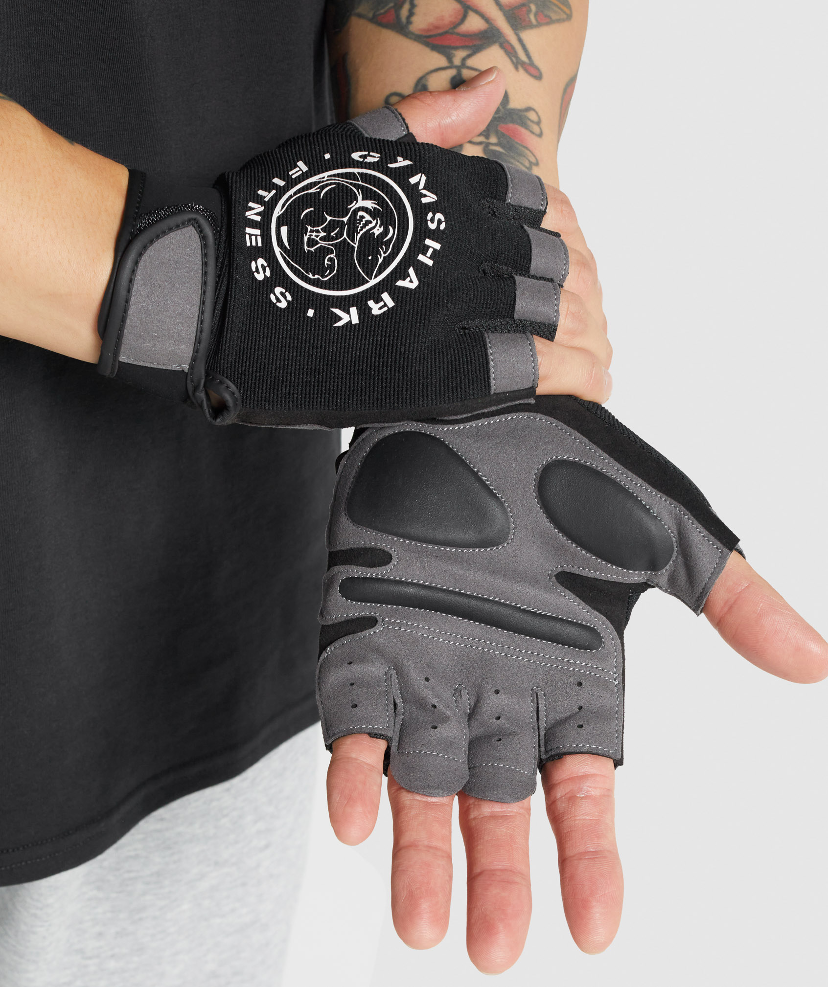 https://images.ctfassets.net/8urtyqugdt2l/7ANJAytVIvze6Oi19b8yNB/236062842ee34825f98292e3f172ebf5/Gymshark_Legacy_Lifting_Gloves_Black.jpg