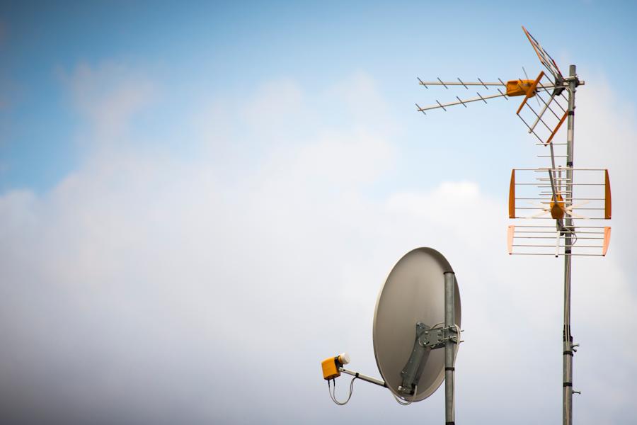How the broadcast signals are polarized classical kusc