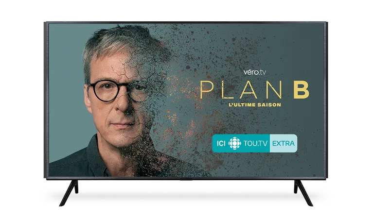 Un téléviseur diffuse « Plan B : L’ultime saison », disponible sur ICI TOU.TV EXTRA et véro.tv. Le texte est en français.