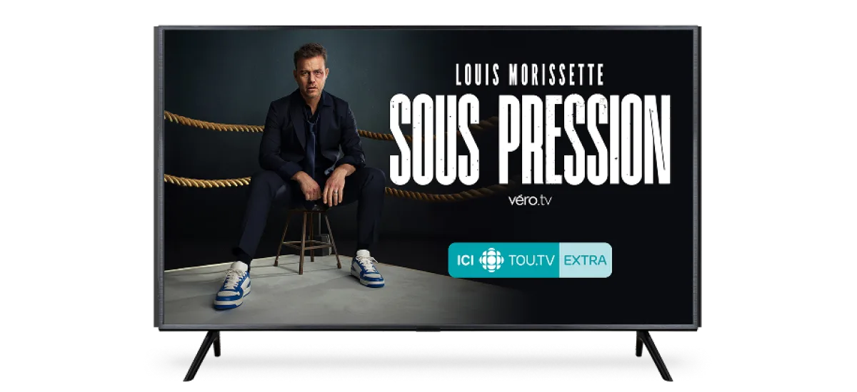 Un téléviseur montre l'affiche du film « Sous Pression » avec Louis Morissette. Le logo d'ICI TOU.TV EXTRA est visible sous le titre.