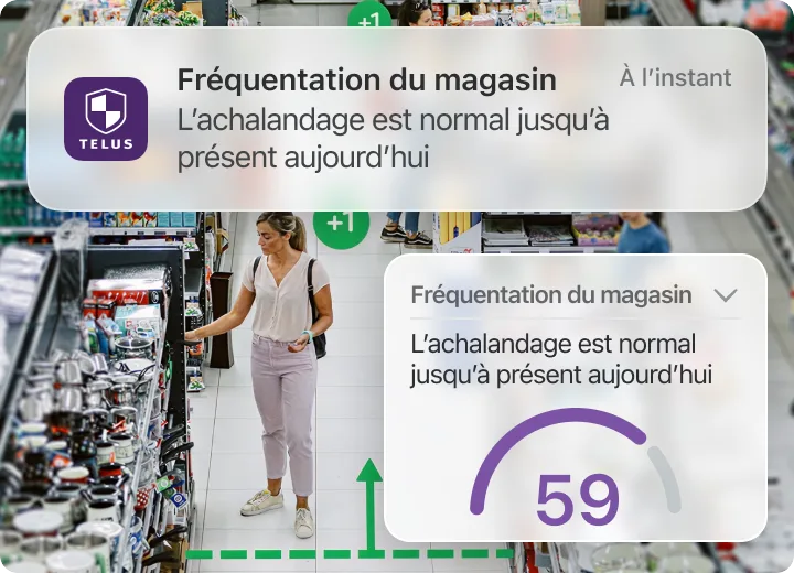 Une femme fait ses courses dans un magasin affichant des panneaux d'information sur le taux d'occupation du magasin.