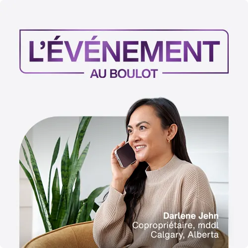 Propriétaire d'entreprise, Darlene Jehn, assise au téléphone.