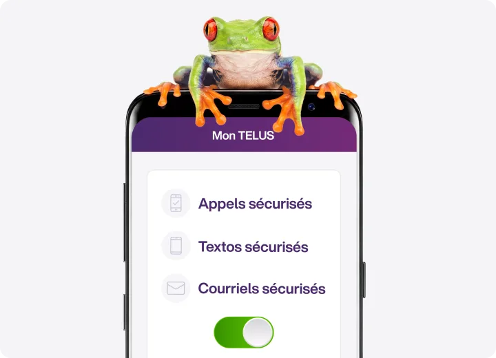 Une rainette aux yeux rouges perchée sur un téléphone intelligent TELUS affichant la protection intégrée contre les arnaques.