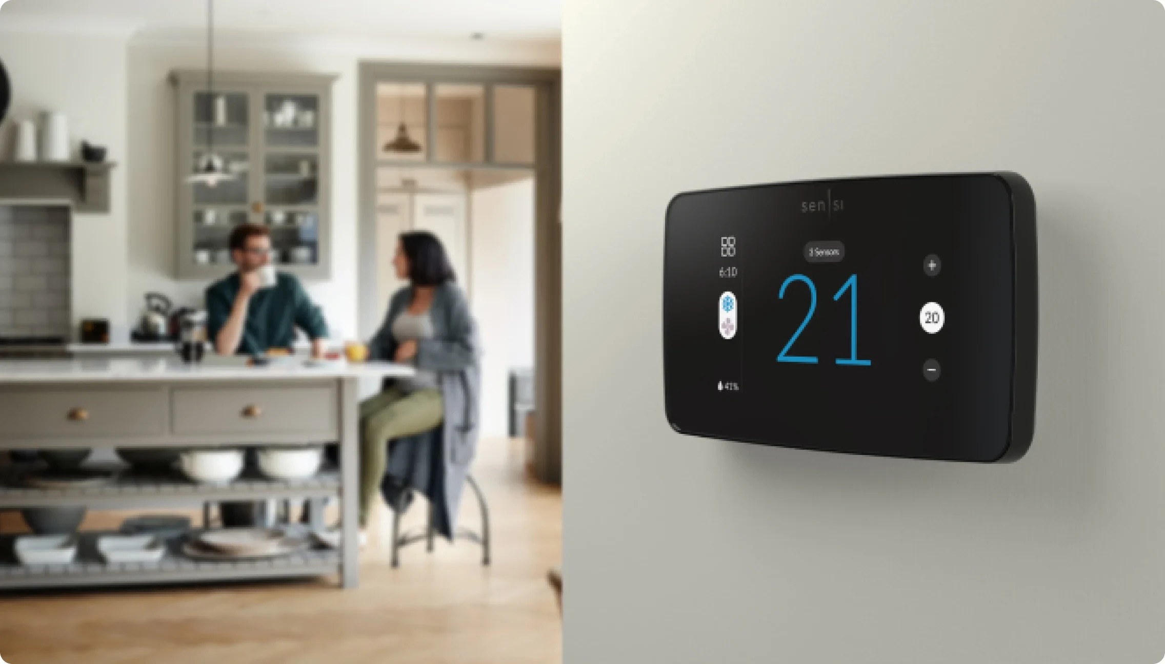 Le thermostat intelligent Sensi Touch 2 sur le mur d’une maison.