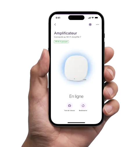 Une main montrant l’écran de l’interface TELUS Maison connectée+ sur un téléphone mobile.