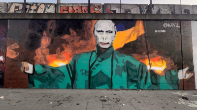 Мурал с президентом Владимиром Путиным в образе Волан-де-Морта. Источник: Kawu / Instagram