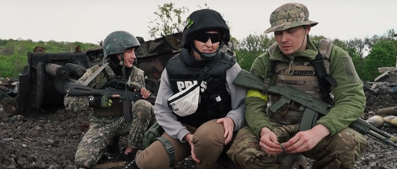 Настя Станко с военнослужащими. Источник: Hromadske.ua