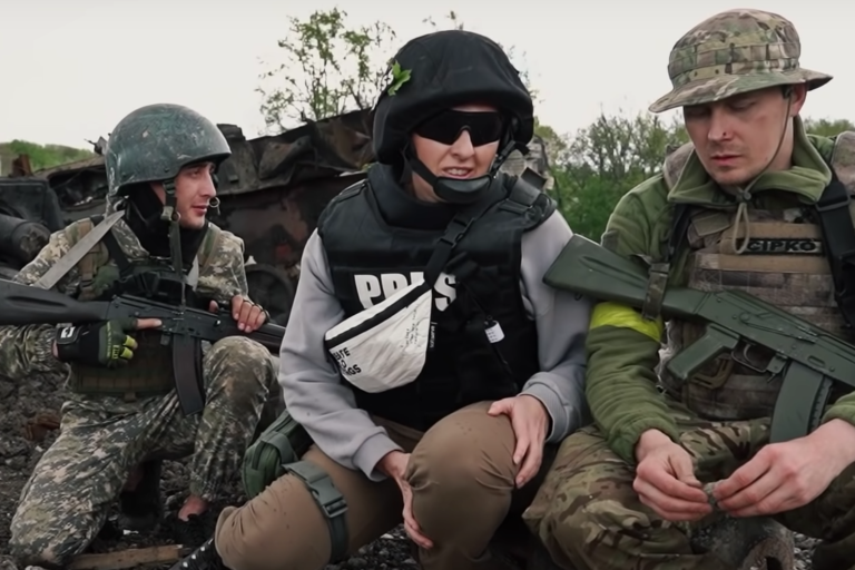 Настя Станко с военнослужащими. Источник: Hromadske.ua