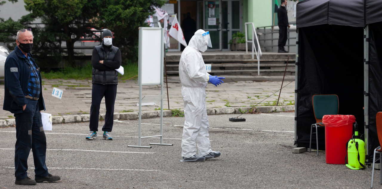 Шахтеры возле мобильного пункта, в котором проводят тесты на коронавирус, Катовице. Фото:  Аркадиуш Лаврывянец / Forum