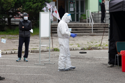 Шахтеры возле мобильного пункта, в котором проводят тесты на коронавирус, Катовице. Фото:  Аркадиуш Лаврывянец / Forum