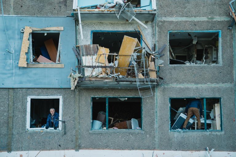 Жители в своих квартирах после ночного взрыва. Краматорск, 5 мая 2022. Фото: Павел Пенёнжек