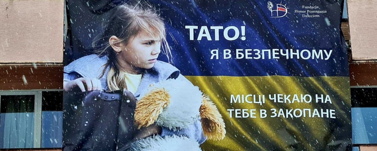 Баннер на здании отеля PRL в Закопане с надписью на украинском языке: «Папочка, я в безопасности. Жду тебя в Закопане».