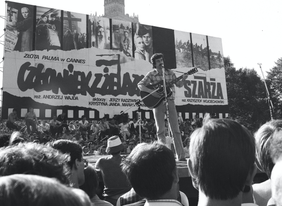 Бард Мацей Петшик поет во время протестов, 1981 год. Фото: Александр Кеплич / Forum