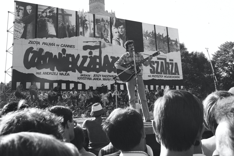 Бард Мацей Петшик поет во время протестов, 1981 год. Фото: Александр Кеплич / Forum
