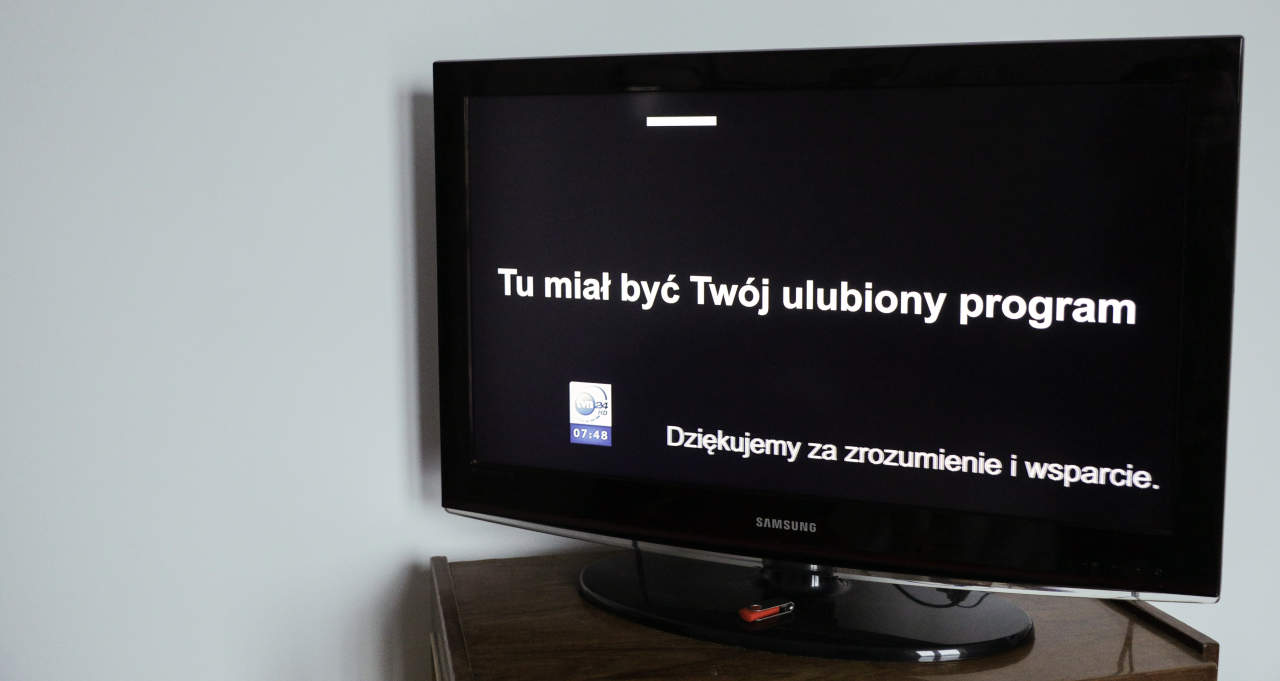 Надпись на экране: «Здесь должна была быть твоя любимая программа. Спасибо за понимание и поддержку », телеканал TVN24. Фото: Анджей Хулимка / Forum