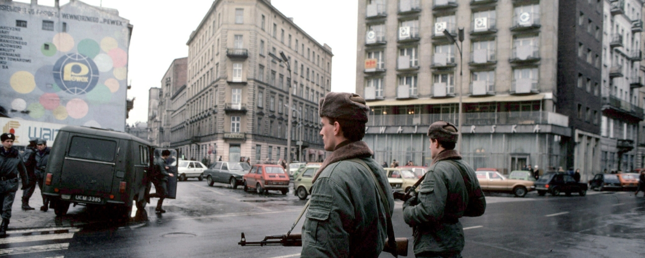 Патруль в центре Варшавы во время военного положения. Декабрь, 1981. Фото: Крис Ниденталь / Forum