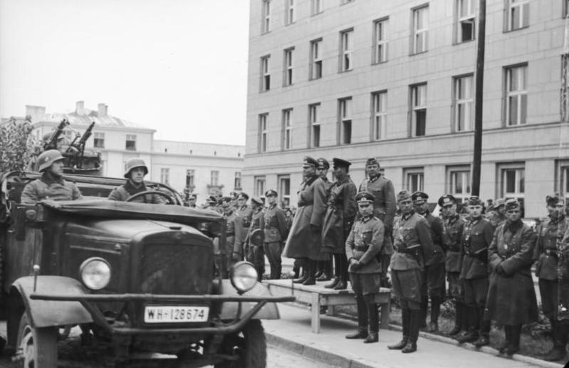 Bundesarchiv Bild 101I-121-0011A-23, Polen, Siegesparade, Guderian, Kriwoschein (1)