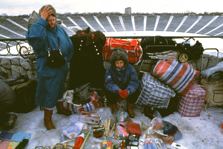 Женщина из бывшего СССР, торгующая на Стадионе Десятилетия в Варшаве.  90-е годы. Фото: Ярослав Стахович, Кшиштоф Вуйчик / Forum