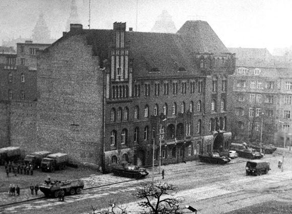 Здание комендатуры гражданской милиции в Щецине, 18 декабря 1970. Фото: Марек Часнойч / Forum