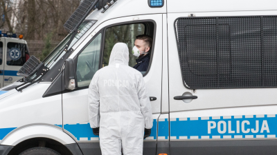 Польские полицейские во время пандемии коронавируса. Фото: Томаш Ключиньский / Forum