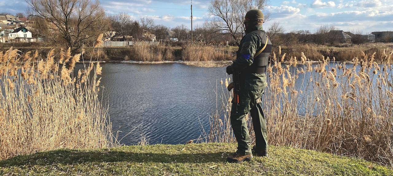 Украинский солдат на берегу реки Мертвовод. Фото: Евгений Приходько / Новая Польша