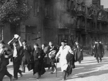 Гражданское население на Вольской улице. Варшава, август 1944. Источник: Википедия