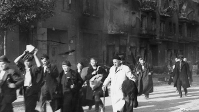 Гражданское население на Вольской улице. Варшава, август 1944. Источник: Википедия