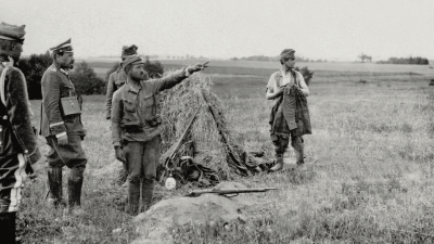 Окрестности Варшавы. Генерал Юзеф Халлер (второй слева), командующий Северным фронтом, на позициях Познанской дивизии во время Варшавской битвы. 1920 год. Источник: Центр KARTA