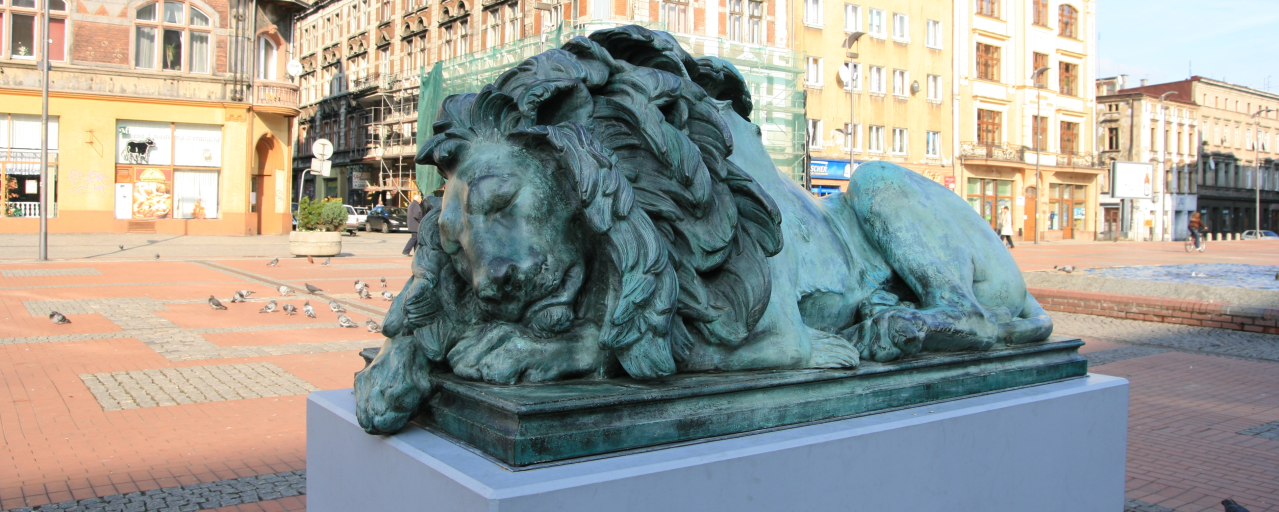 Спящий лев в Бытоме. Фото: Адам Гетманьский / Википедия