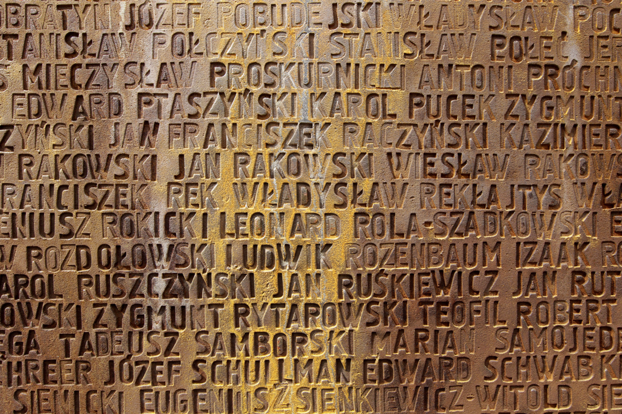 Стена с именами убитых польских граждан в мемориальном комплексе «Катынь». Фото: Василий Федосенко / Reuters