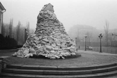 Памятник Михаилу Грушевскому, укрытый от обстрелов мешками с песком. Киев, 1 апреля 2022 года. Фото: Виктория Ивлева