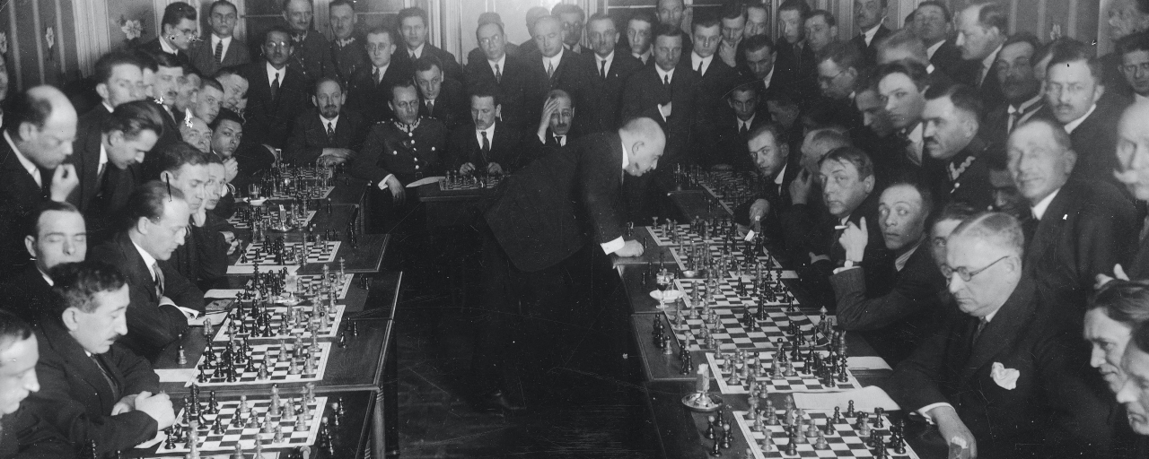 Давид Пшепюрка во время игры с 27 шахматистами, 1927 год. Источник: Национальный цифровой архив Польши