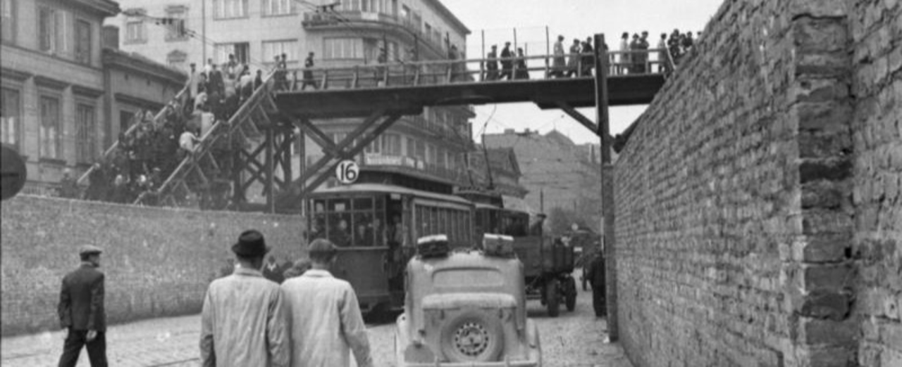 Улица Хлодна, которая находилась в «арийской части» Варшавы. Мост над ней соединял части гетто. Источник: Федеральный архив Германии