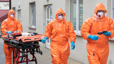 Медработники во время транспортировки в инфекционное отделение пациентов с коронавирусом, Люблин. Фото: Яцек Шидловский / Forum