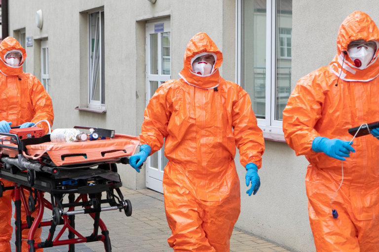 Медработники во время транспортировки в инфекционное отделение пациентов с коронавирусом, Люблин. Фото: Яцек Шидловский / Forum