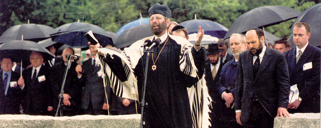 Памятные мероприятия в Едвабне, 2001. Источник: Википедия