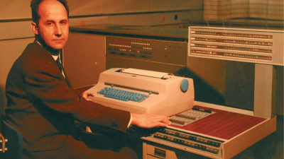 Яцек Карпинский с компьютером КАР-65. Источник: Википедия