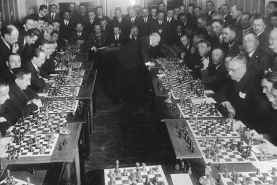 Давид Пшепюрка во время игры с 27 шахматистами, 1927 год. Источник: Национальный цифровой архив Польши