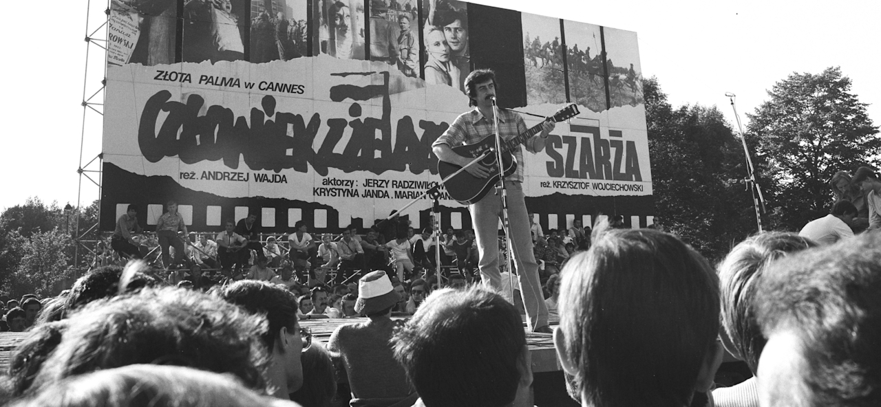 Бард Мацей Петшик поет во время протестов, 1981 год. Фото: Александр Кеплич / Forum