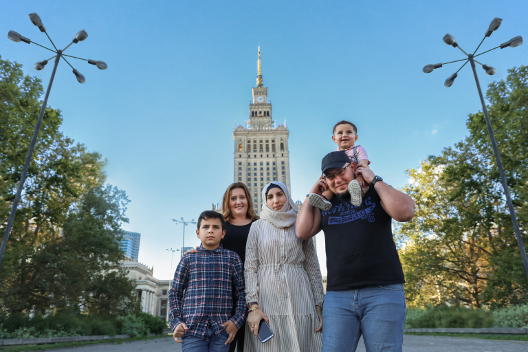 Семья аль-Халяби и Каролина Баца-Погожельская, Варшава. Фото: Юрий Друг / Новая Польша