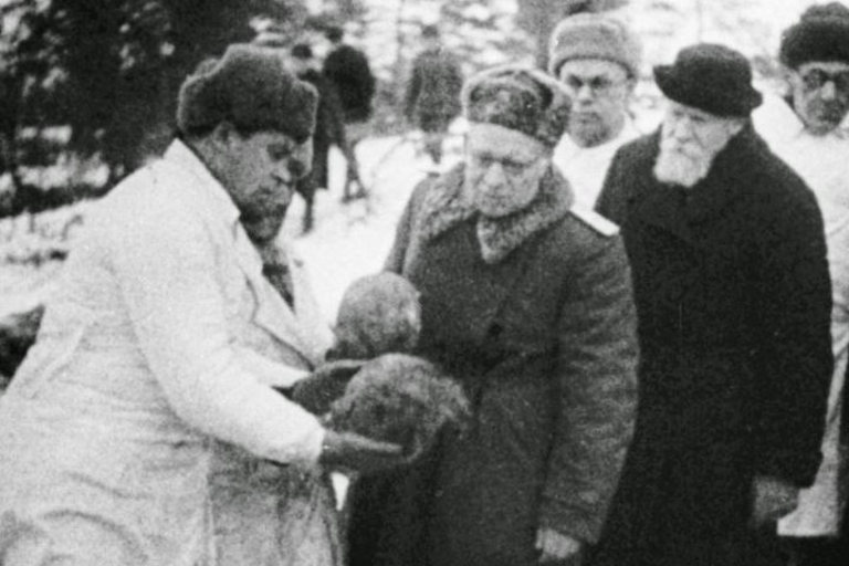 Николай Бурденко (в центре) во время эксгумации, 1943. Источник: bbc.com