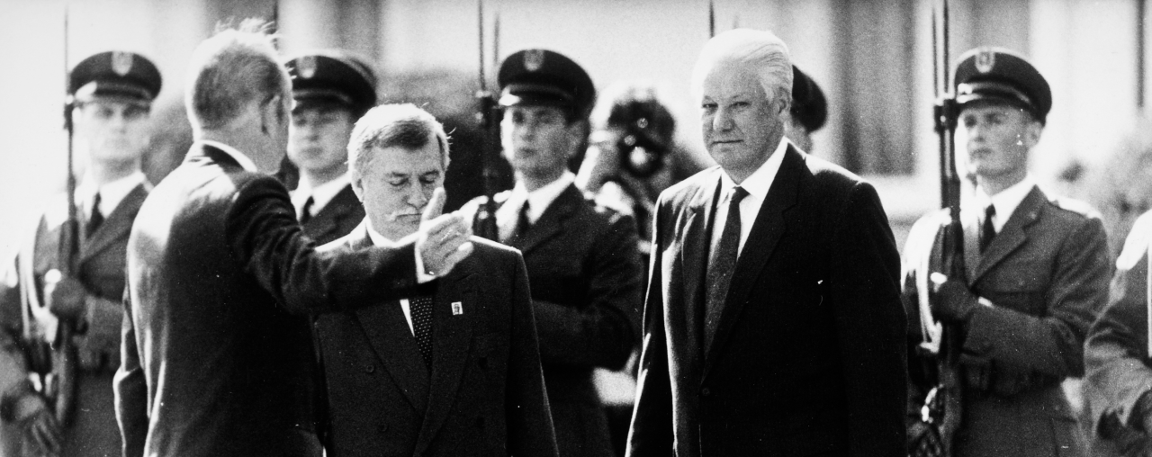 Визит Бориса Ельцина в Польшу, во время которого он произнес слова «простите нас» у памятника жертвам Катыни в Варшаве, 1993.  Фото: Анна Пeтушко / Forum