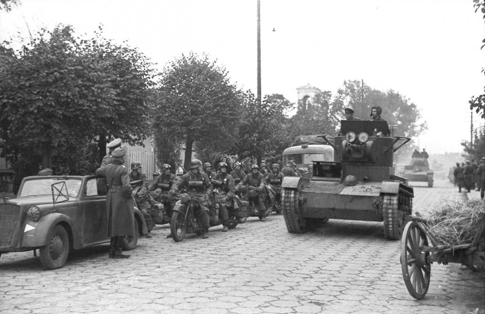 Bundesarchiv Bild 101I-121-0012-30, Polen, deutsch-sowjetische Siegesparade, Panzer