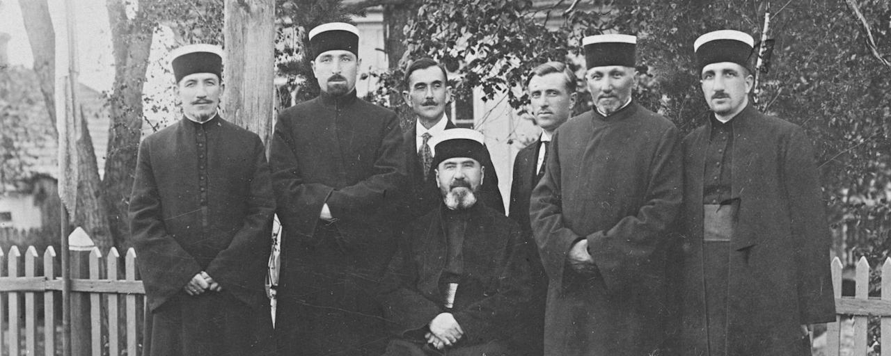 Караимские священнослужители, в центре — гахан Хаджи Серая Шапшал. Луцк, 1929. Источник: Национальный цифровой архив Польши