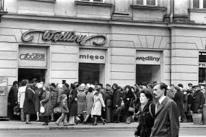 Очередь перед мясным магазином, Варшава, 1980-е годы. Томек Сикора / Forum