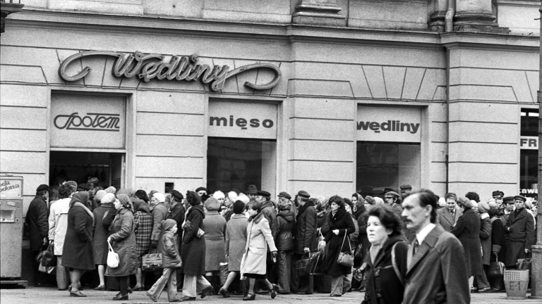 Очередь перед мясным магазином, Варшава, 1980-е годы. Томек Сикора / Forum